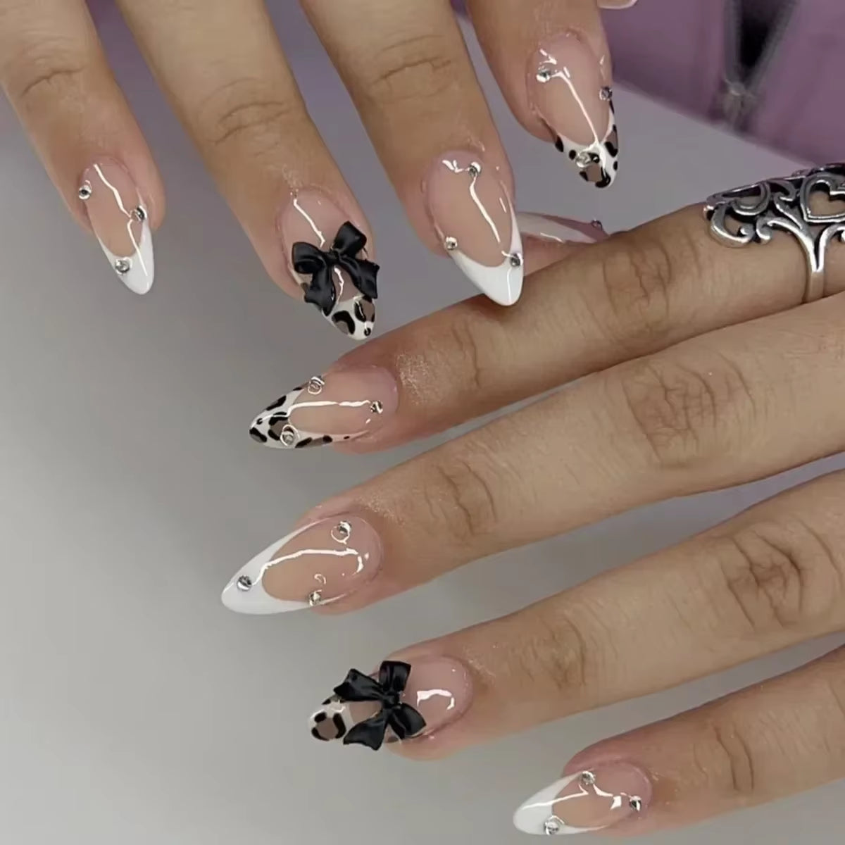 24Pcs Short Almond Press on Nails French Tips Press on Nails False Nails Simple Rose Full Cover Wearable Fake Nail Tips Art