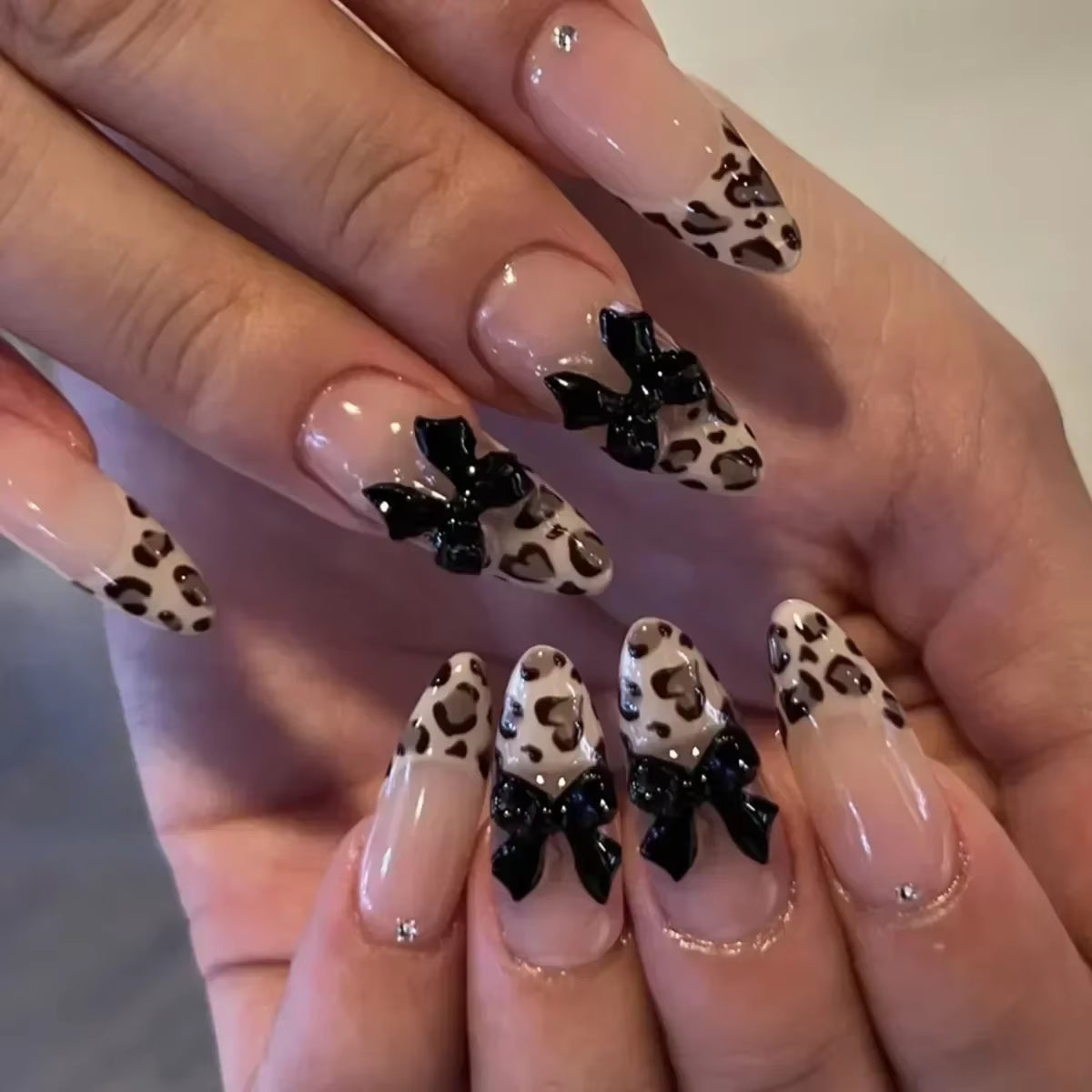 24Pcs Short Almond Press on Nails French Tips Press on Nails False Nails Simple Rose Full Cover Wearable Fake Nail Tips Art
